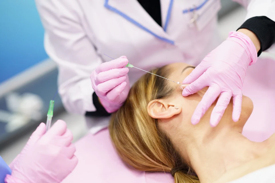 Fadenlifting vs. Facelift: Die sanfte Verjüngung ohne Skalpell.
